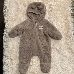THE NORTH FACE CAMPSHIRE SHERPA BEAR ONE-PIECE BUNTING 0-3 🧸
